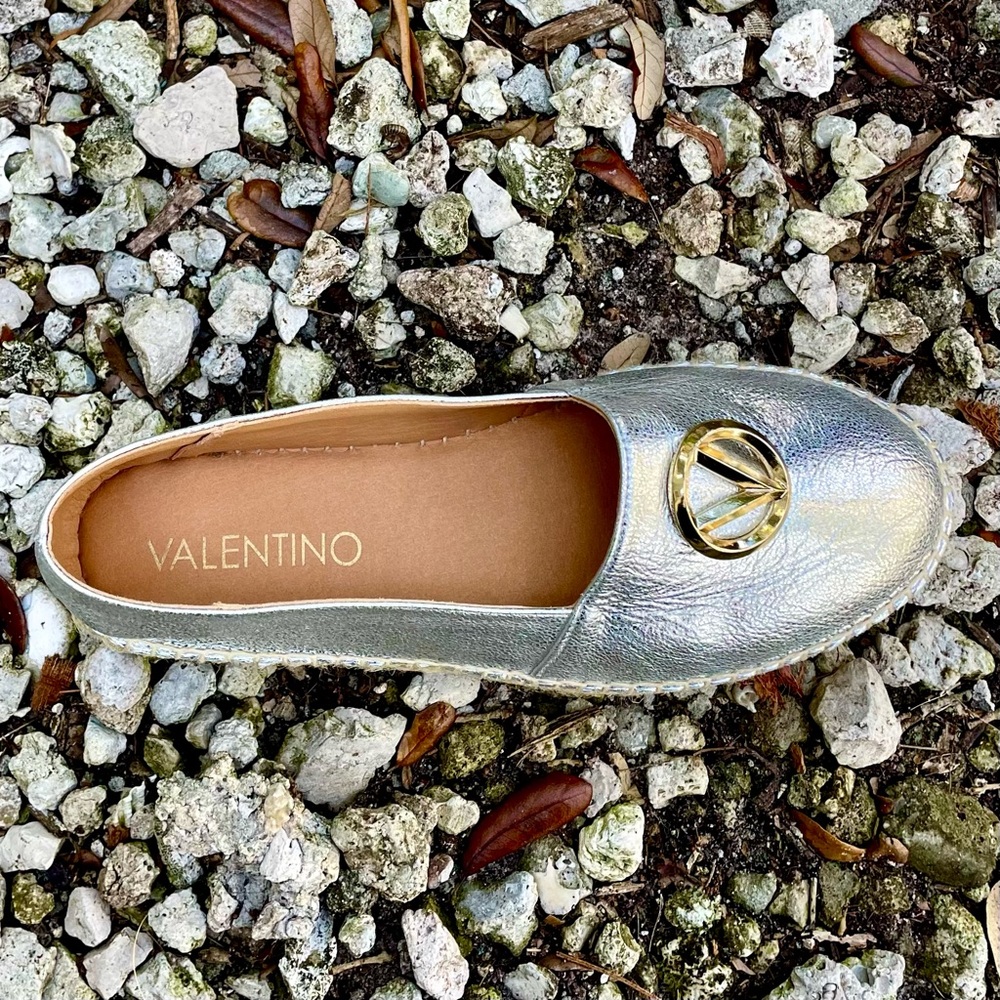 Valentino Silver Espadrille Shoe Size 9 Gold Logo Platform Jessica Closed Toe - Picture 9 of 17